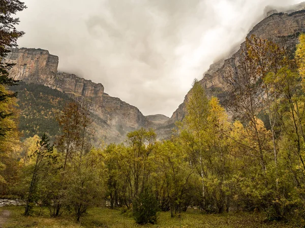 Хмарно і бурхливих valley восени в Ordesa Національний парк Ліцензійні Стокові Зображення