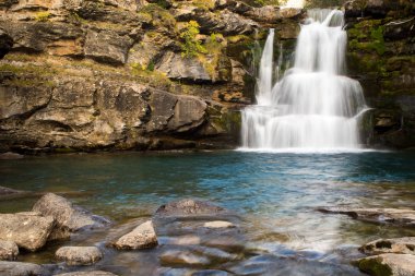 Kayaların üzerine akan şelale