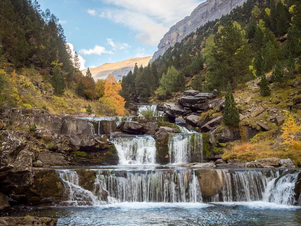 Pozadí barevné údolí s vodopádem — Stock fotografie