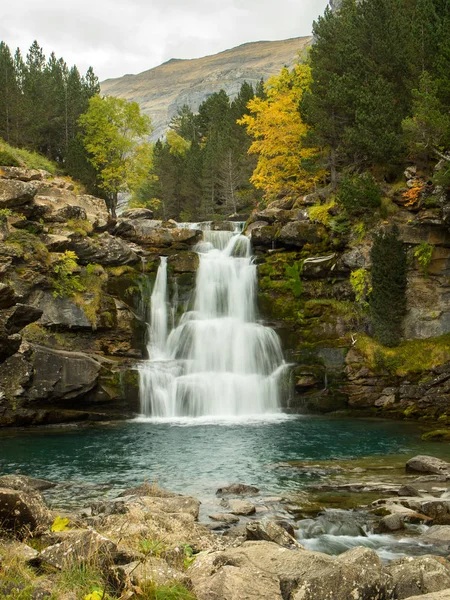 Waterfall flowing through the mountains in autumn — Stock Photo, Image