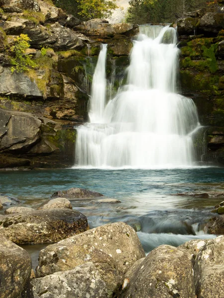 Waterfall flowing over the rocks — Stock Photo, Image