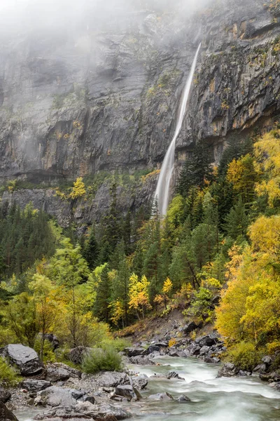 Waterfall, mountaing, fog and river in autumn — Stock Photo, Image