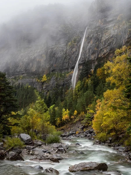 Waterfall, mountaing, fog and river in autumn — Stock Photo, Image