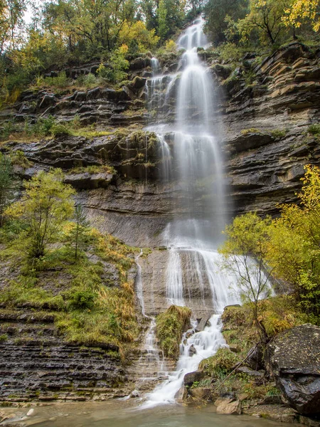 Waterfall in a cliff in autumn — Stock Photo, Image