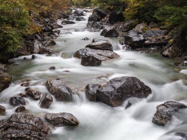 Dağlardan akan nehir