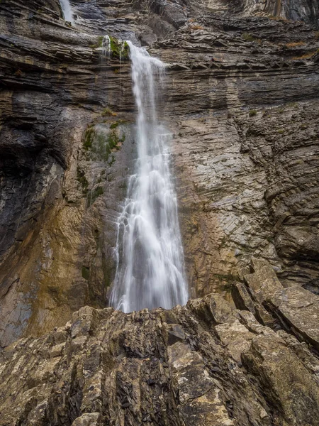 Waterfall in a rugged cliff — Stock Photo, Image