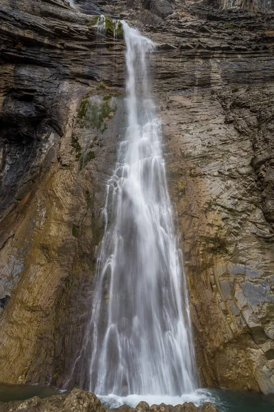 Waterfall in a rugged cliff — Stock Photo, Image