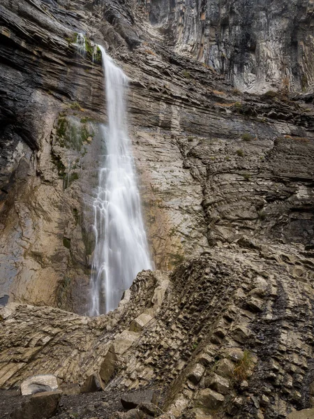 Waterfall in a rugged cliff — Stock Photo, Image
