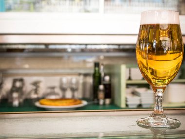 Tipik İspanyol bar bira ve tortilla