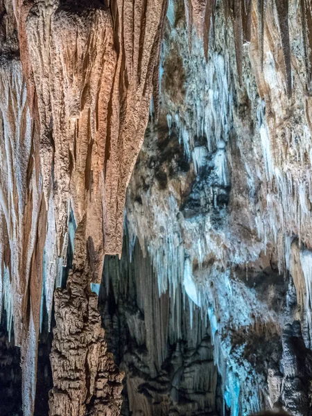 Stalactites and stalagmites background in Valporquero's caves (S — Stock Photo, Image