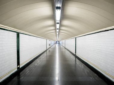 İnsanlar olmadan metro tünelinde perspektif