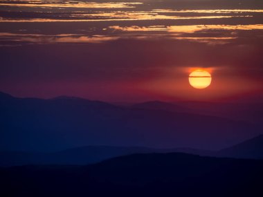 Alacakaranlık gökyüzü ile Dağları üzerinde gündoğumu
