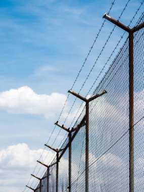 Dikenli tel çit güneş arka plan altında