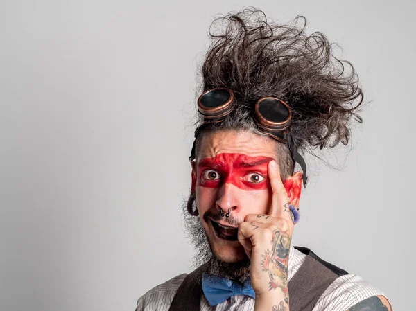 Retrato de um ator teatral rindo com uma maquiagem mímica e — Fotografia de Stock
