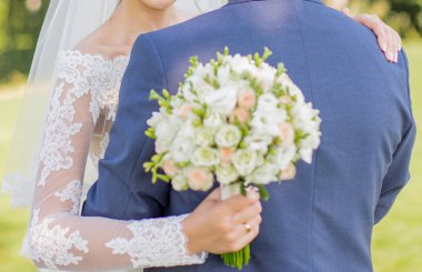 El sarılma damat buket ile gelin