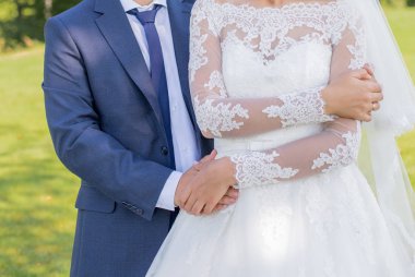 Parkta birlikte gelin ile damat