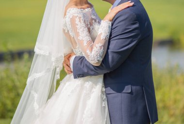 Gelin ve damat parkta yan yana stand