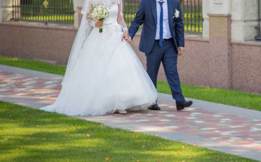 Parkta birlikte gelin ile damat