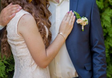 Adamla olan kız kucaklaşıyor.