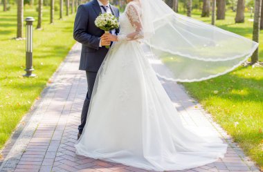 Gelin ve damat parkta duruyor.