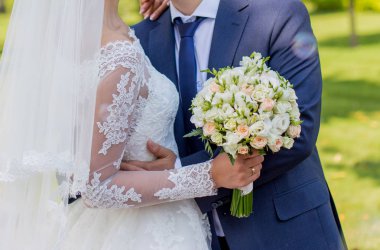 Gelin ve damat parkta duruyor.