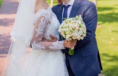 Gelin ve damat parkta duruyor.