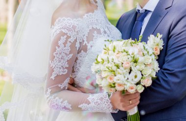 Gelin ve damat parkta duruyor.