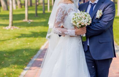 Gelin ve damat parkta duruyor.