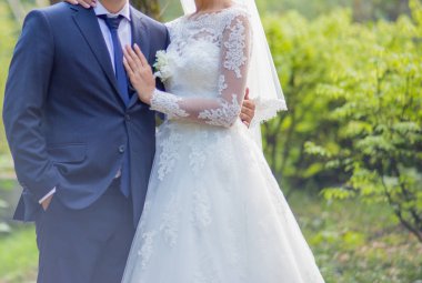 Parkta gelinle damat