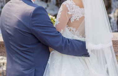 Damat gelini kucaklıyor.