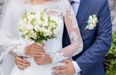 Damat gelin gelin buketi ile kucaklar