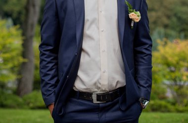  Açık havada bir takım elbiseli adam