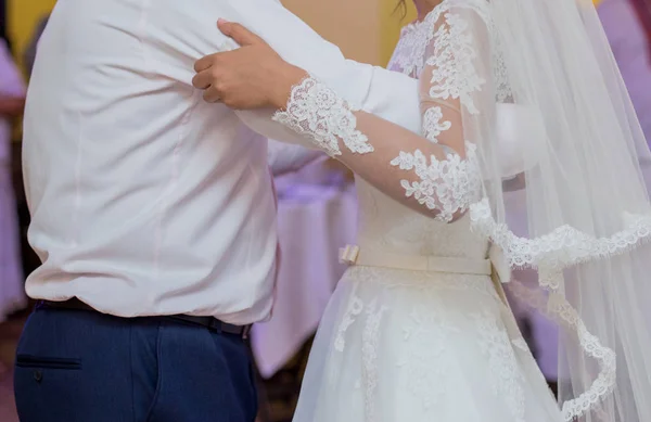 Gelin ve damat dans — Stok fotoğraf