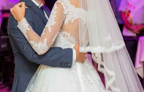 The bride and groom dance — Stock Photo, Image