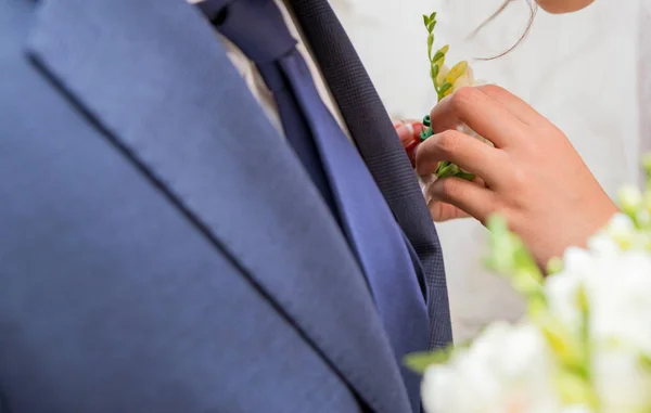 Dress the buttonhole to the hand — Stock Photo, Image