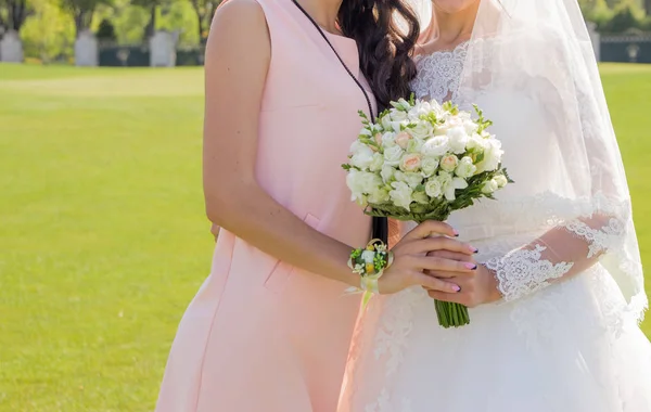 Braut mit Freundinnen auf einer grünen Lichtung — Stockfoto