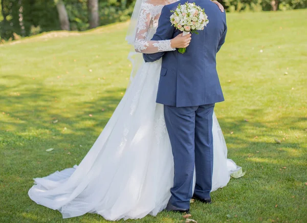 Groom avec la mariée ensemble dans le parc — Photo