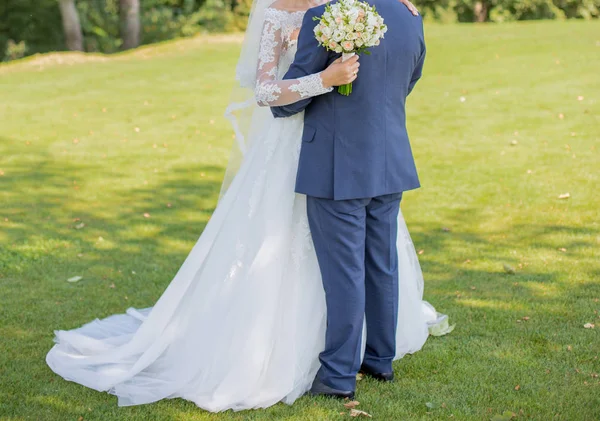 Groom avec la mariée ensemble dans le parc — Photo