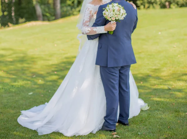 Sposo con la sposa insieme nel parco — Foto Stock