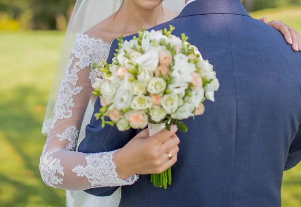 Brudgummen med bruden tillsammans i parken — Stockfoto