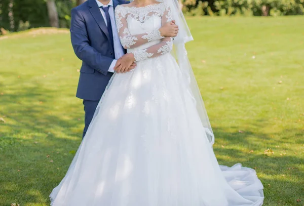 Novio con la novia juntos en el parque — Foto de Stock