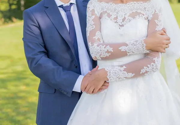 Novio con la novia juntos en el parque — Foto de Stock