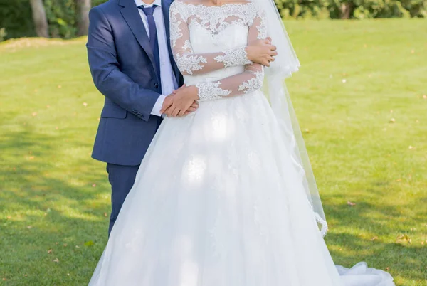 Groom avec la mariée ensemble dans le parc — Photo