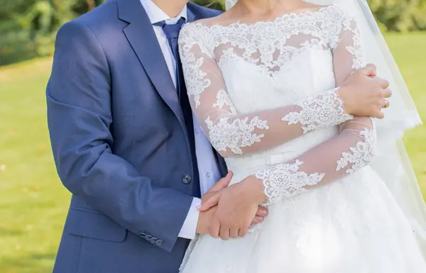 Sposo con la sposa insieme nel parco — Foto Stock