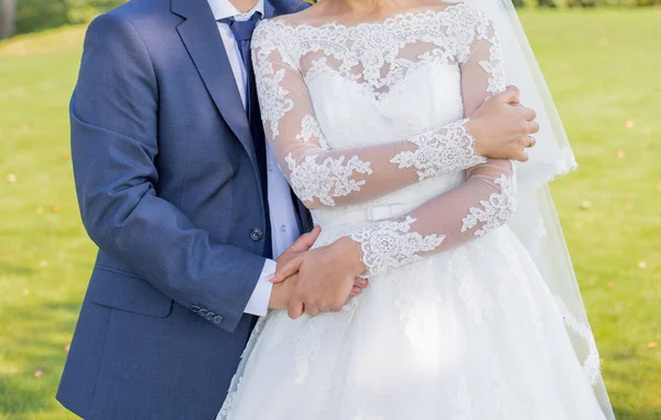 Novio con la novia juntos en el parque — Foto de Stock