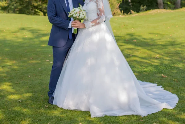 Bräutigam mit der Braut zusammen im Park — Stockfoto