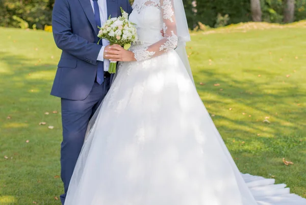 Novio con la novia juntos en el parque — Foto de Stock