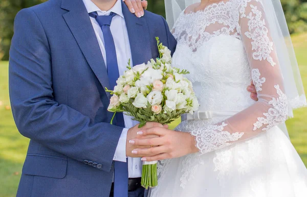 Жених с невестой вместе в парке — стоковое фото