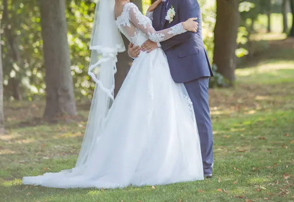 Groom avec la mariée ensemble dans le parc — Photo