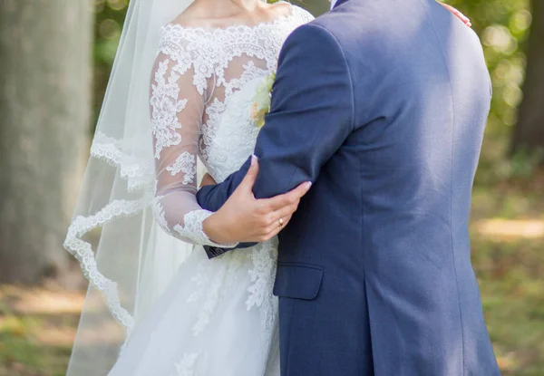 Vőlegény a menyasszony együtt a parkban — Stock Fotó
